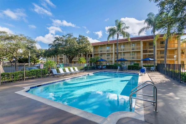 La Quinta East Deerfield Beach - Boca Raton image 1