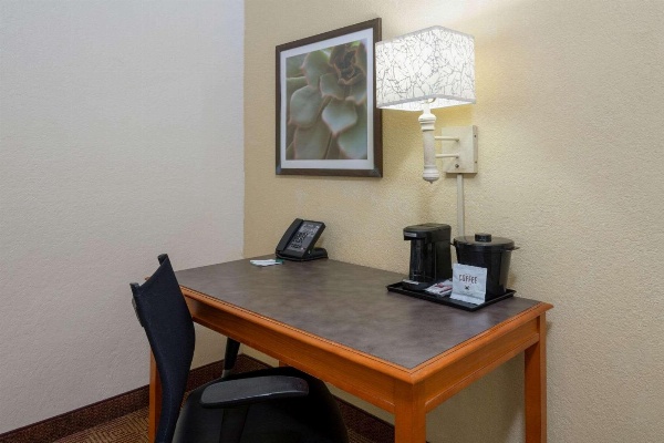 La Quinta East Deerfield Beach - Boca Raton image 7